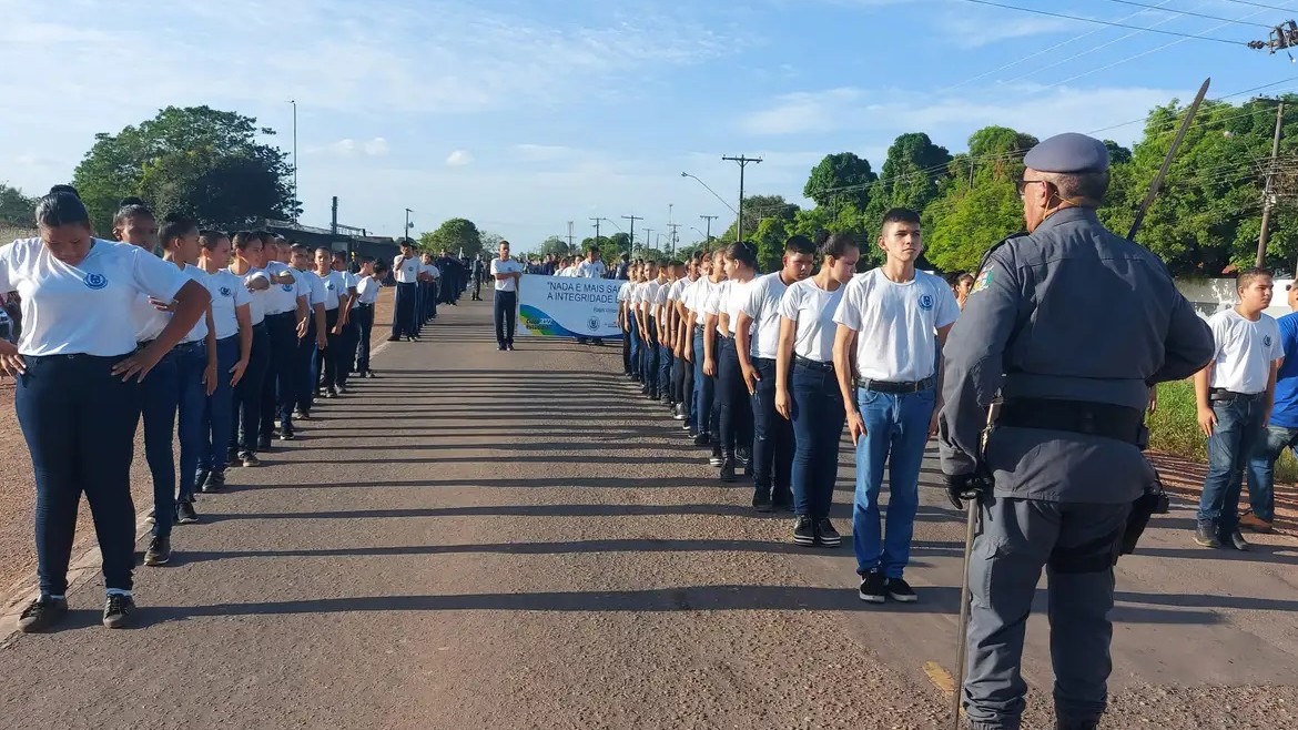 PSOL entra com ação para barrar escolas cívico-militares em SP