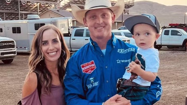 Stanley Wright posa com a esposa e o filho de 3 anos