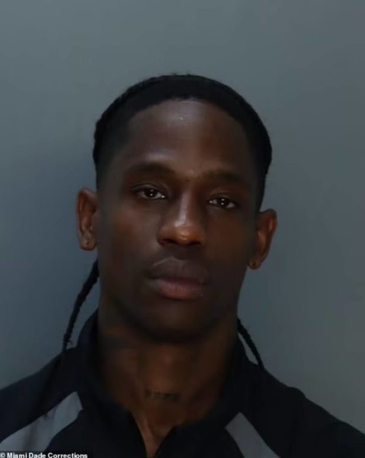 Travis Scott é preso em Miami por invasão de propriedade e embriaguez; veja foto do rapper na delegacia
