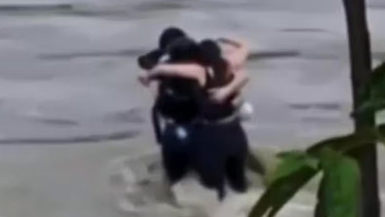 Vídeo registra momento emocionante de três amigos abraçados antes de serem arrastados por enchente na Itália