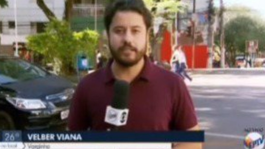 Em transmissão ao vivo, homem abaixa as calças atrás de repórter da Globo; vídeo