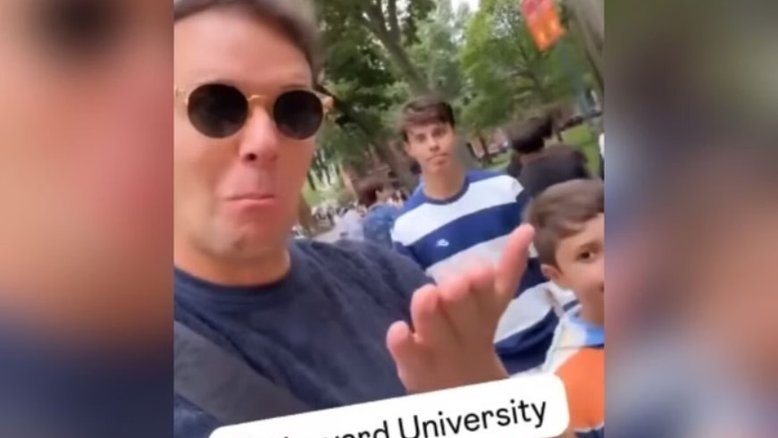 Após criticar universidades, André Valadão passeia com os filhos em Harvard