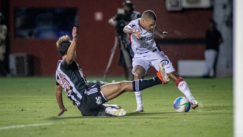 Vitória faz 4 a 2, impõe 2ª derrota seguida ao Atlético-MG e deixa zona de rebaixamento