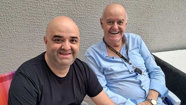 Wanderley Tribeck posa ao lado do filho