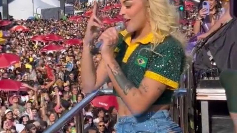 Pabllo Vittar exibe look verde e amarelo para a Parada LGBTQIAPN+ 