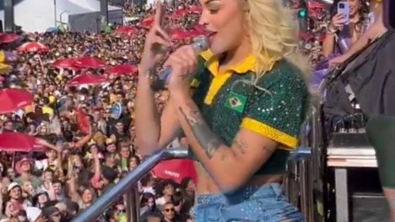 Pabllo Vittar exibe look verde e amarelo para a Parada LGBTQIAPN+ 