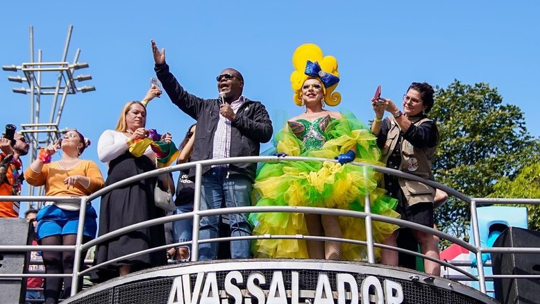 ‘Estamos aqui para proteger as famílias’, diz Silvio Almeida na Parada LGBTQIAPN+