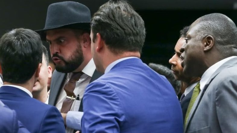 Deputado Zé Trovão parte para cima de Janones após sessão do Conselho de Ética da Câmara