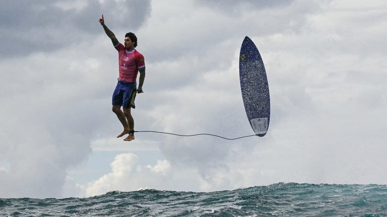 Adversário de Gabriel Medina, Jack Robinson polemiza nas redes sociais ao 'imitar' clique viral