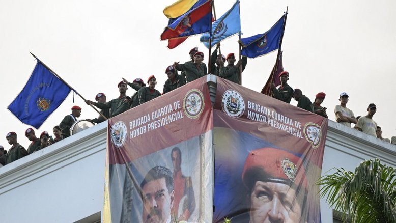 Membros da guarda de honra do presidente venezuelano Nicolás Maduro no telhado do palácio presidencial de Miraflores, em Caracas, em 30 de julho de 2024