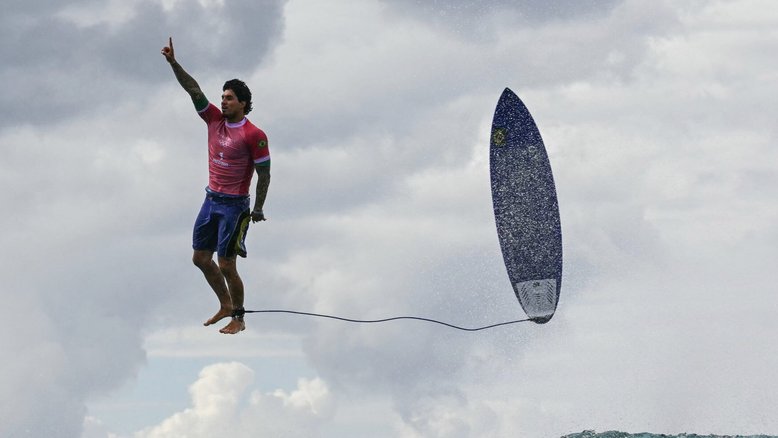 Tilibra anuncia caderno com foto icônica de Gabriel Medina ‘voando’ na Olimpíada