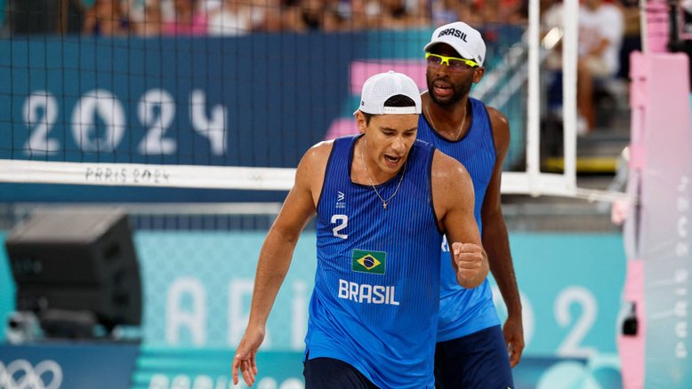 Paris 2024: Evandro e Arthur vencem mais uma no vôlei de praia e se garantem nas oitavas