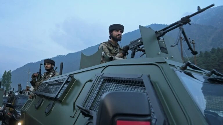Cinco membros das forças de segurança indianas morrem em combates na Caxemira