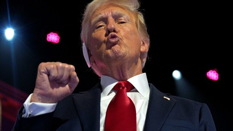 Trump comemora desistência de Biden: 'Não serve para ser presidente'