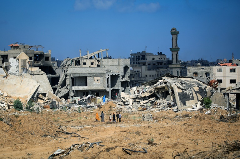 Palestinos fogem de Gaza após bombardeios israelenses em Khan Yunis