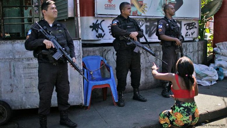 Brasil tem menos mortes violentas e mais crimes contra mulheres, negros e LGBTQs