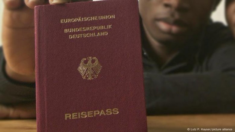 Demora na análise de processos de cidadania frustra imigrantes na Alemanha