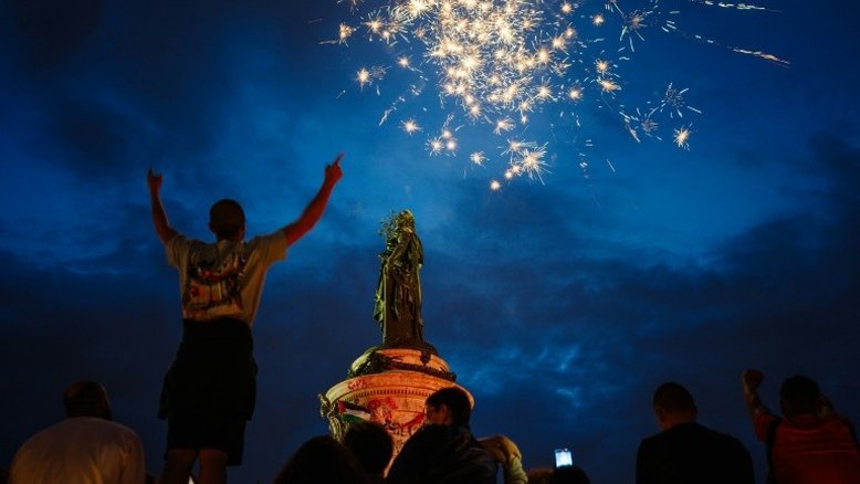 Esquerda celebra em Paris sua inesperada vitória eleitoral