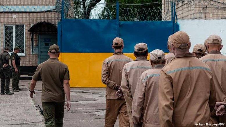 Como a Ucrânia recruta presos para a guerra contra a Rússia