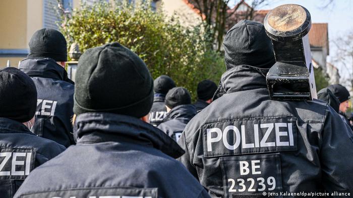 Órgãos de segurança alemães empregam 364 radicais de direita