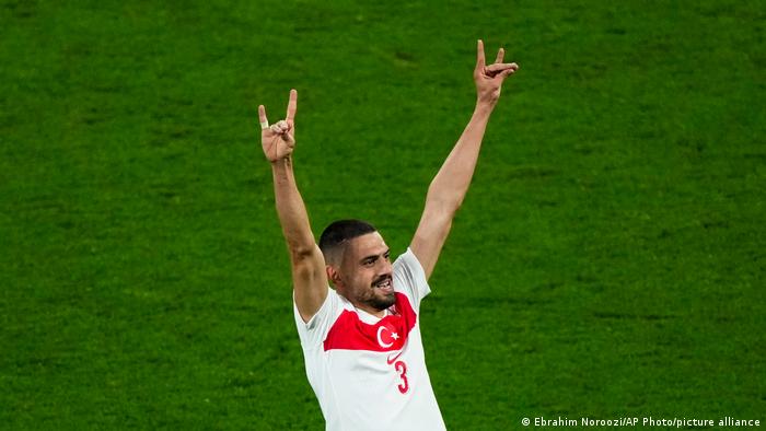 Gesto supremacista de jogador gera tensão diplomática entre Turquia e Alemanha