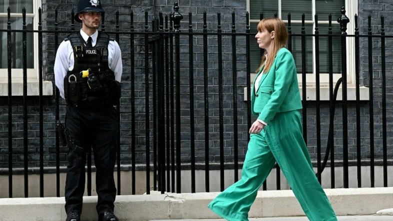 Angela Rayner, a vice-primeira-ministra britânica com um 'doutorado na vida real'