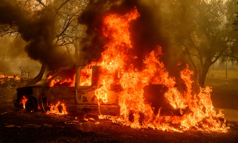 Milhares de pessoas são evacuadas por incêndio fora de controle na Califórnia