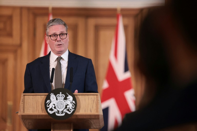 Starmer faz sua estreia internacional como primeiro-ministro britânico em Washington