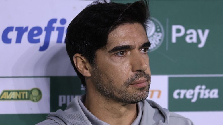Abel Ferreira explica expulsão por gesto obsceno e se defende: 'Não há intenção de ofender'