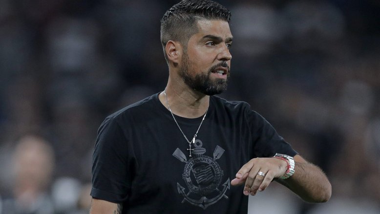 António Oliveira responde sofre seu futuro no Corinthians: 'Vocês querem sangue'