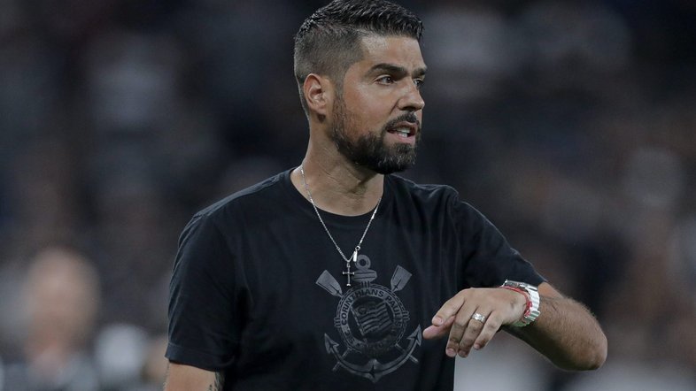 António Oliveira responde sofre seu futuro no Corinthians: 'Vocês querem sangue'