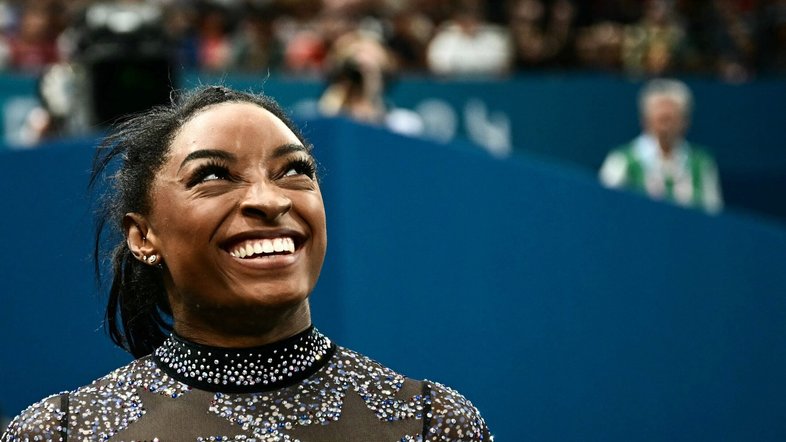 Vídeo antigo de Biles chateada após errar salto viraliza nas redes sociais