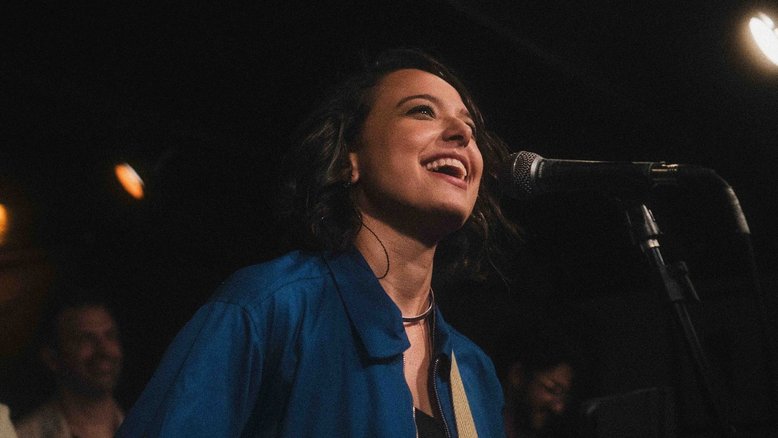 A cantora Sarah Renata