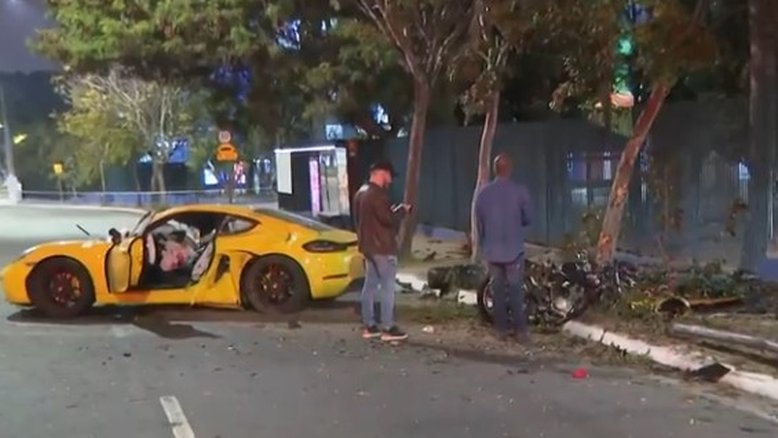 Motociclista morreu após ser atingido por um Porsche na Avenida Interlagos