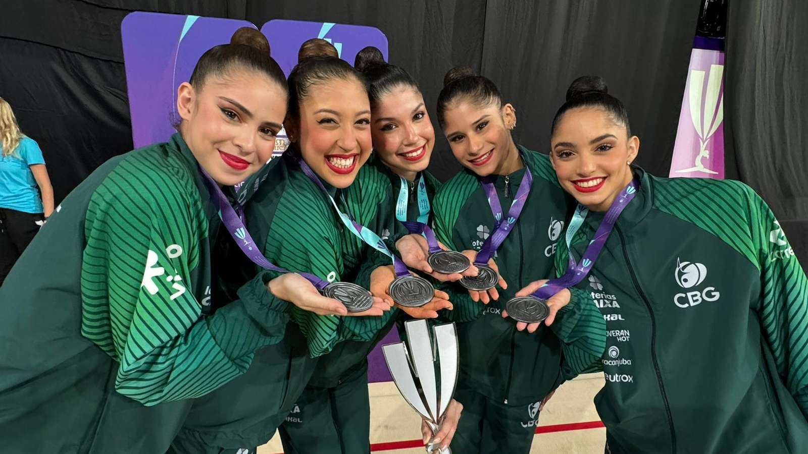 Atletas da seleção brasileira de ginástica rítmica comemoram a medalha de prata no geral na etapa de Cluj-Napoca, na Romênia