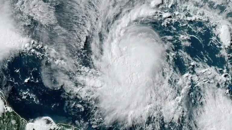 Caribe se prepara para a chegada do furacão Beryl