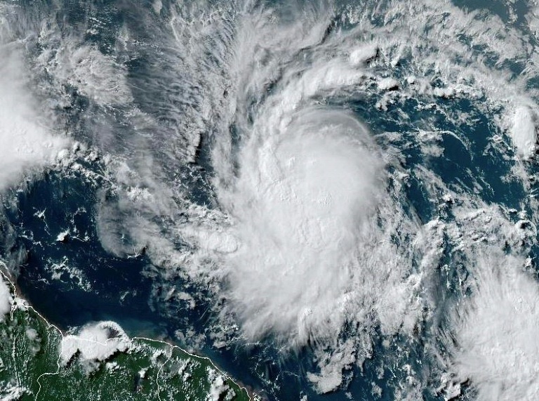Caribe se prepara para a chegada do furacão Beryl