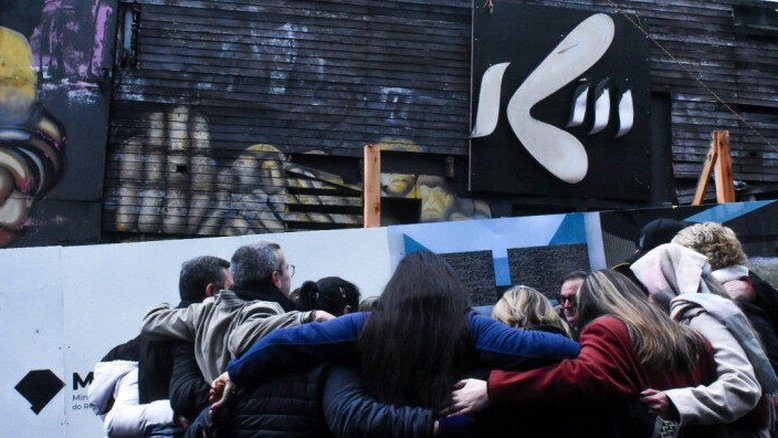 Prédio da Boate Kiss começa a ser demolido para construção de memorial em homenagem às vítimas