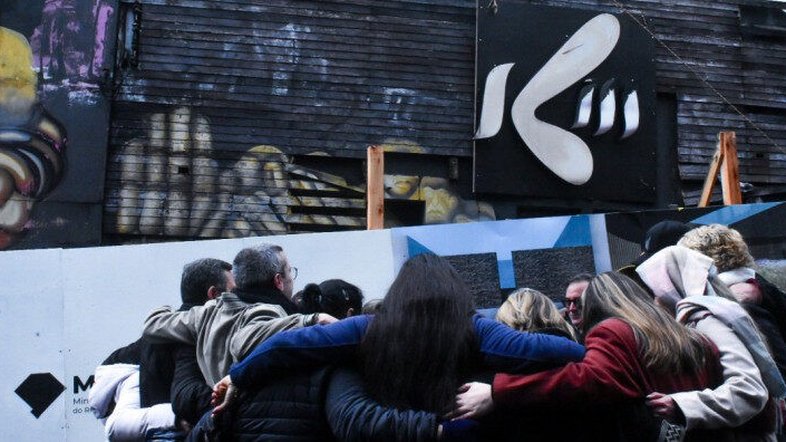 Prédio da Boate Kiss começa a ser demolido para construção de memorial em homenagem às vítimas