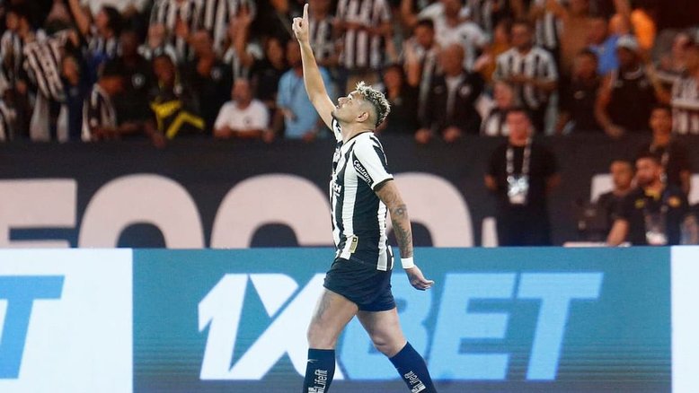Botafogo derrota Palmeiras e se isola na liderança do Campeonato Brasileiro
