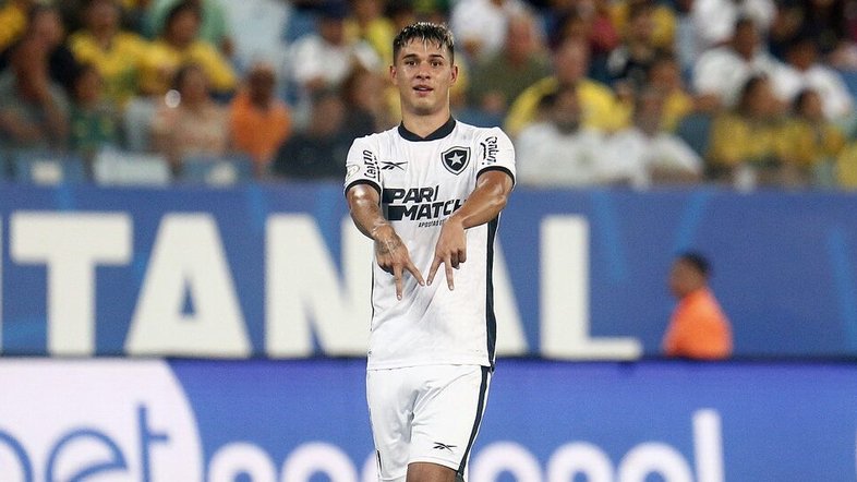 Em jogo bem disputado, Botafogo derrota Cuiabá e esquenta briga pela liderança do Brasileirão