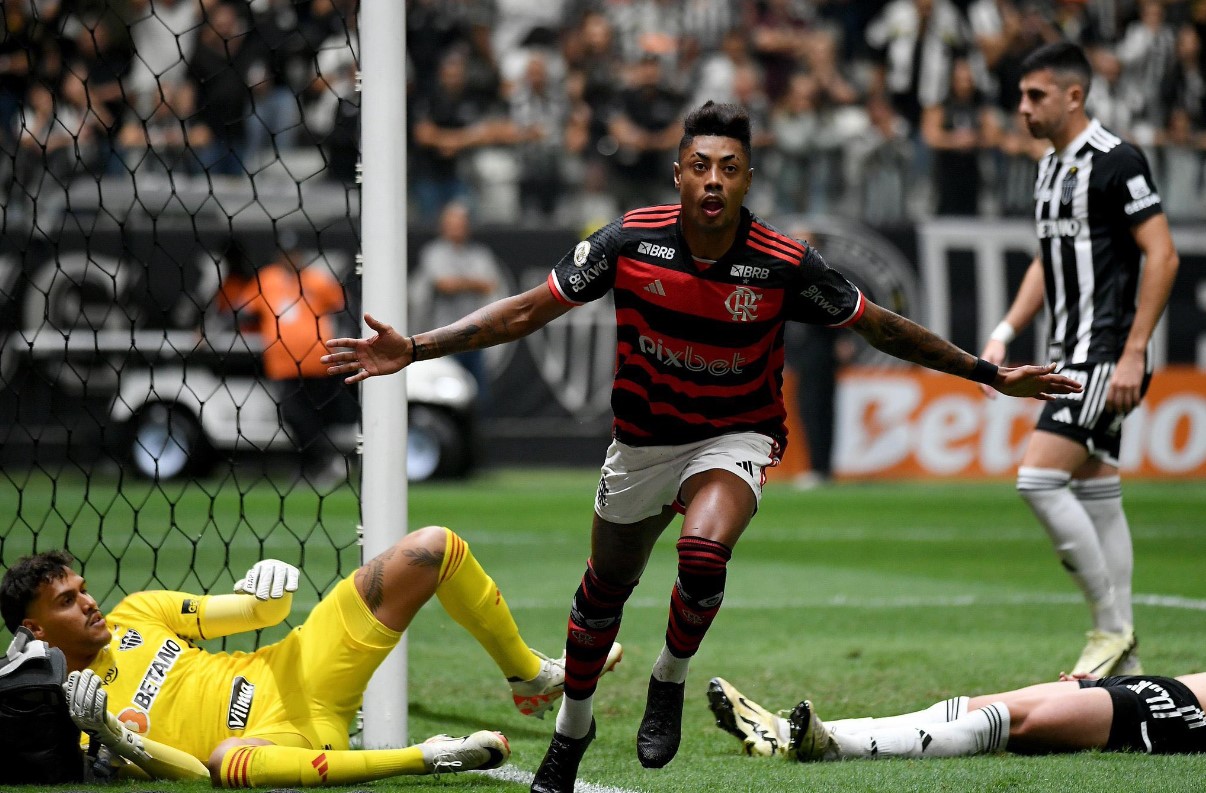 Flamengo supera o Atlético-MG em noite de 'olé' e continua soberano no topo do Brasileirão