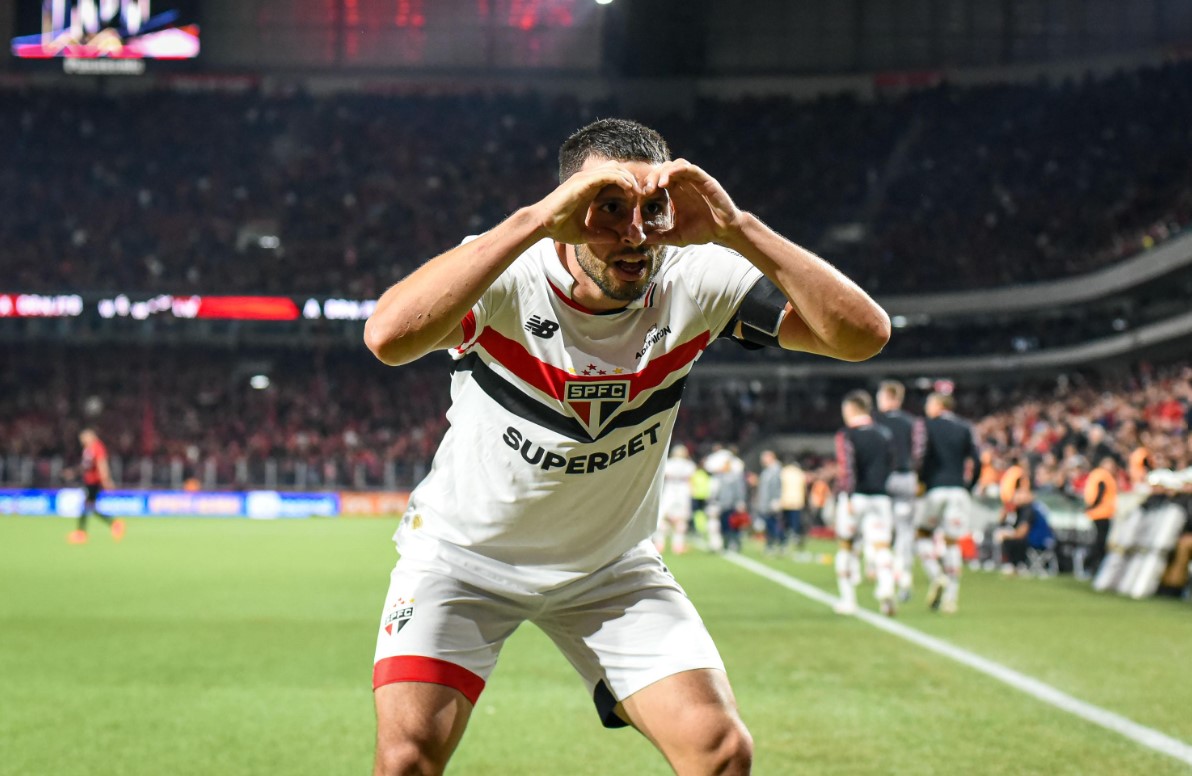 São Paulo vence Athletico-PR em noite de golaços, goleiro expulso e entra no G-4 do Brasileirão