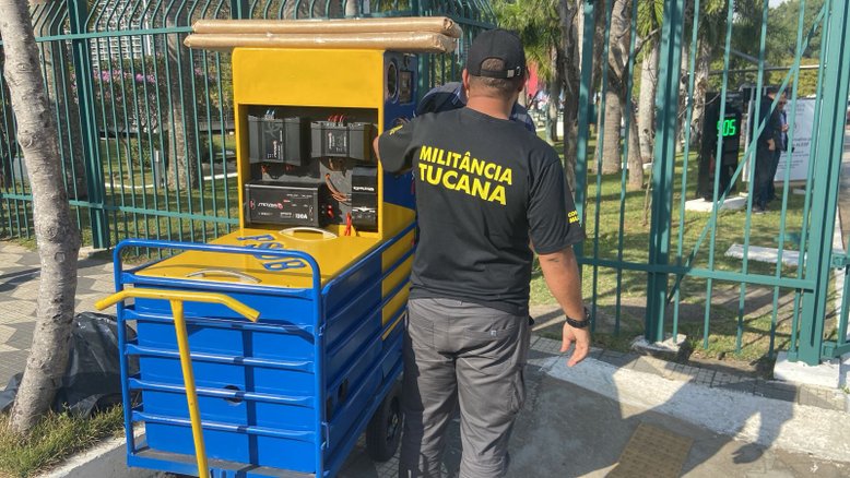 Ala nunista do PSDB leva carro de som com falas antigas de Datena a convenção