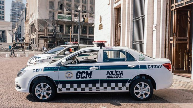 Homem bate em carro particular de GCM e é baleado na zona sul de SP