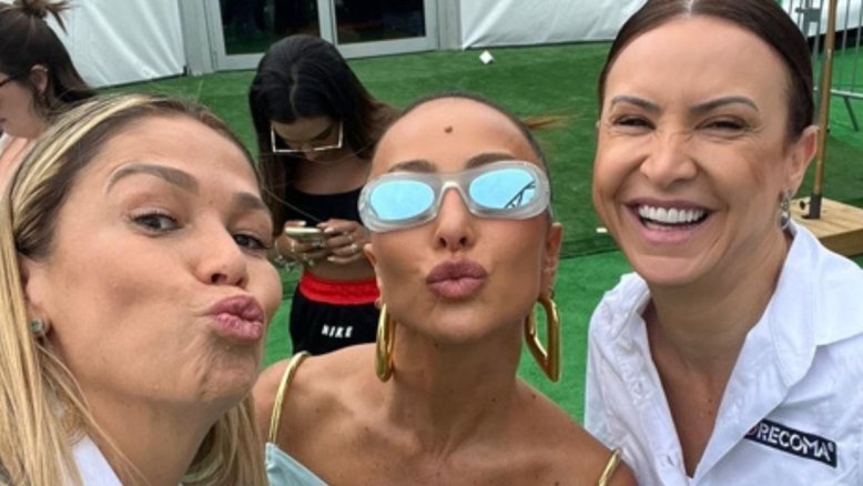 Erika Coimbra, Sabrina Sato e Mauren Maggi na Casa Brasil - Paris