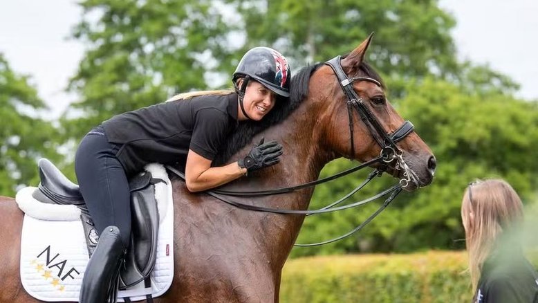 Campeã do hipismo desiste das Olimpíadas após vídeo de maus-tratos com cavalo