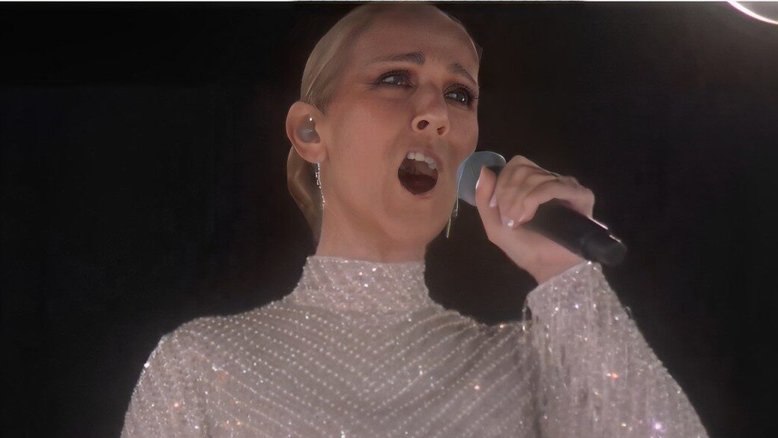 Céline Dion se apresenta na Olimpíada dois anos após se afastar dos palcos por descoberta de doença rara
