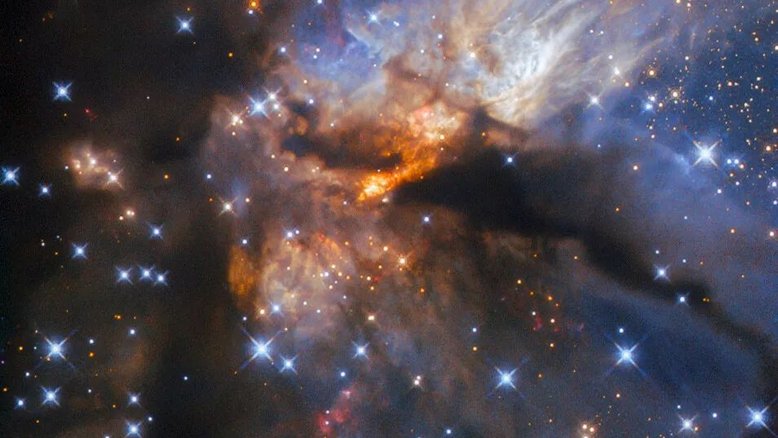 Esta imagem do Telescópio Espacial Hubble mostra uma região chamada G35.2-0.7N, que fica a cerca de 7,2 mil anos-luz da Terra, na Constelação da Águia. Ela é conhecida como um foco de formação de estrelas de alta massa. As estrelas que se formam nela são tão massivas que terminarão a sua vida como supernovas destrutivas. No entanto, mesmo enquanto se formam, elas influenciam muito o ambiente ao seu redor. Pelo menos uma estrela do tipo B – o segundo tipo mais massivo –  é a fonte de um poderoso jato protoestelar que se lança na nossa direção e aparece nesta imagem como uma fonte espetacular de luzes