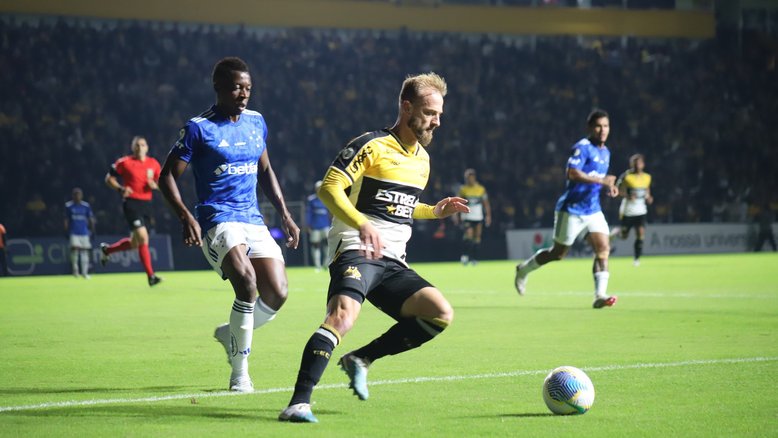 Bolasie marca, Criciúma bate o Cruzeiro e se afasta dos últimos lugares do Brasileirão